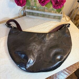 Crystalyn Kae Charleston Hobo black and purple vegan leather adjustable.